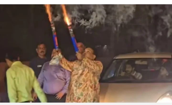 गुजराती उद्योगपति की दादागिरी, सूरत में सड़क पर 5 मिनट तक ट्रैफिक रोक कर पटाखे फोड़े, रोका तो कहा मैं सेलिब्रेटी हूं