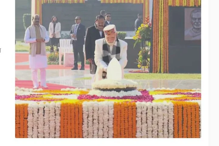 PM मोदी ने पूर्व पीएम वाजपेयी को दी श्रद्धांजलि, लखनऊ में करेंगे 'राष्ट्र प्रेरणा स्थल' का उद्घाटन