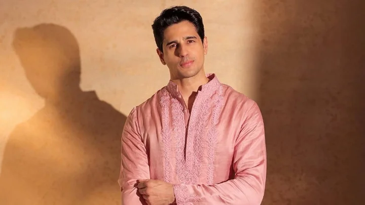 इतनी थी सिद्धार्थ मल्होत्रा की पहली सैलरी, एक्टिंग से पहले शाहरुख की फिल्म में किया था यह काम