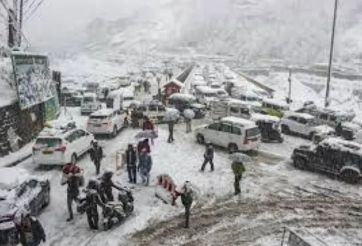 मनाली में 24 घंटों से 8-10 KM लंबा जाम, चिप्स-बिस्किट खा रहे, सड़कों पर कट रहीं रातें