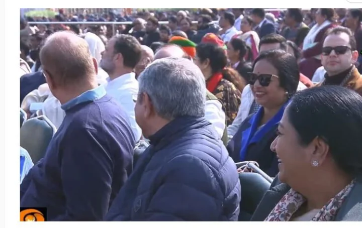 26 जनवरी की परेड देखने पहुंचे राहुल गांधी, लोगों के बीच ऐसे बैठे नजर आए