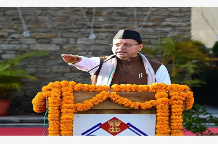 मुख्यमंत्री पुष्कर सिंह धामी ने फहराया तिरंगा, संविधान की शपथ भी दिलाई