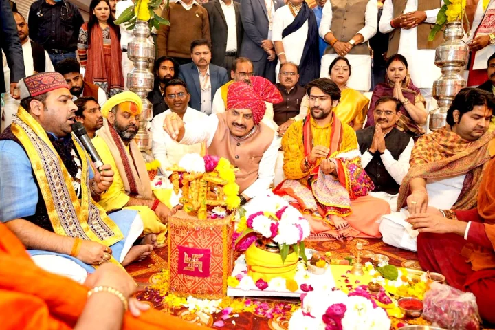 समय के साथ सोच बदलें, खर्चीली शादियों से बचें, बागेश्वर धाम में सामूहिक विवाह सम्मेलन में बोले CM मोहन यादव