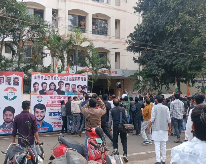 Stone pelting on Congress office in Bhopal