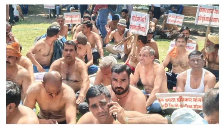 अर्धनग्न होकर किसानों ने इंदौर कलेक्‍टर कार्यालय पर किया प्रदर्शन, पूर्वी बायपास का किया विरोध