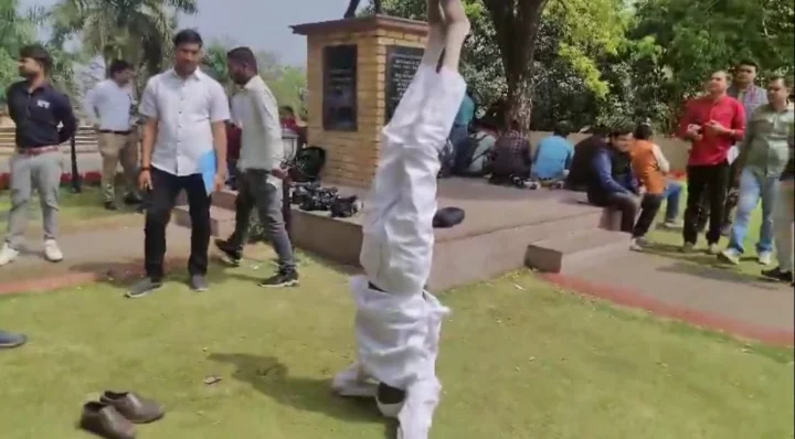 कांग्रेस विधायक बाबू जंडेल का विधानसभा में शीर्षासन, हर्ष फायरिंग में FIR होने पर विरोध प्रदर्शन