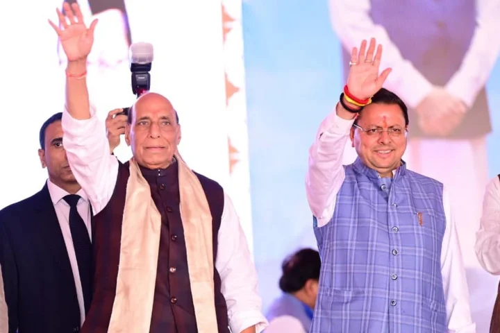 धाकड़ धामी अब हो गए धुरंघर, 2027 में लगाएंगे सिक्सर : राजनाथ सिंह