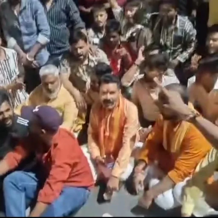 भोपाल में मंदिर के बाहर बोरे में मिला मवेशी का शव, हिंदू संगठनों का आरोप. गोवंश की हत्या, चक्काजाम कर विरोध प्रदर्शन