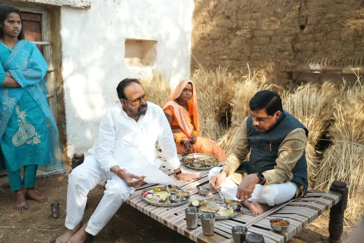 CM डॉ. मोहन यादव ने जन्मदिन पर अन्नदाता का लिया आशीर्वाद, किसान के घर चारपाई पर बैठकर खाया खाना
