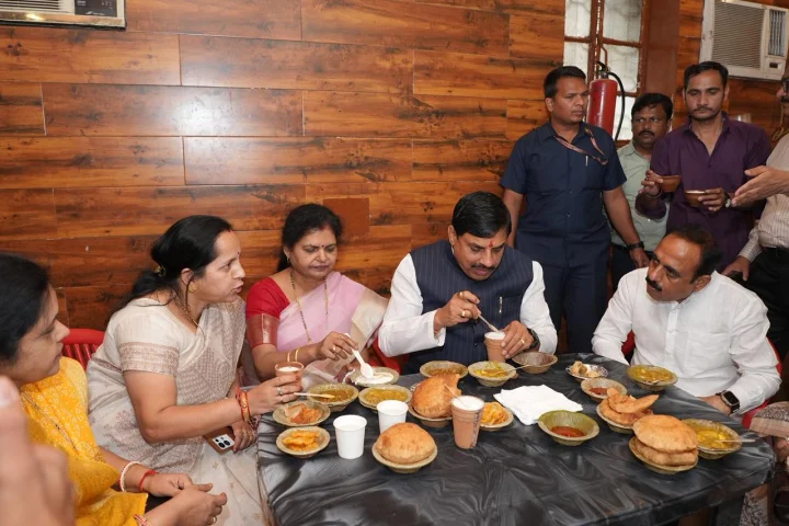मशहूर कचौड़ी और पूरी-राम भाजी, सीएम डॉ. यादव ने लोकल व्यंजनों का जमकर लिया स्वाद
