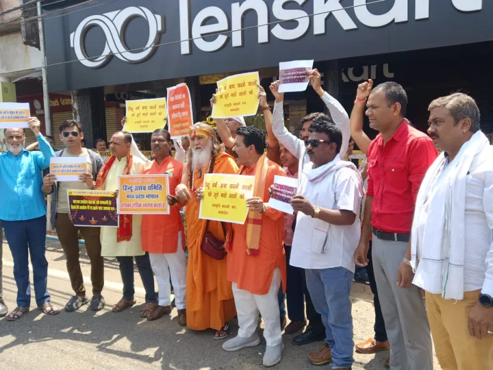 भोपाल में लेंसकार्ट शोरूम के बाहर हिंदू संगठनों का प्रदर्शन, कर्मचारियों को लगाया तिलक, बांधा कलावा