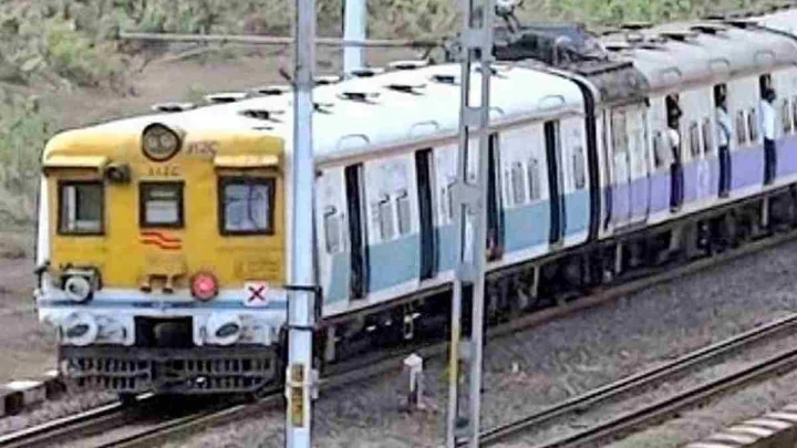 सदोष सिग्नलमुळे एकाच ट्रॅकवर दोन लोकल समोरासमोर आल्याने गोंधळ; स्टेशन मास्तर निलंबित