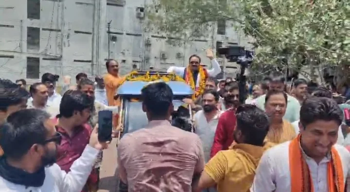 पीएम मोदी की अपील का दिखा असर, ई रिक्शा से पदभार ग्रहण करने पहुंचे कैबिनेट मंत्री