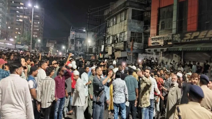 भोपााल में मुस्लिम युवक से मारपीट पर बवाल, भीड़ का पथराव, पुलिस ने छोड़े़ आंसू गैस के गोले
