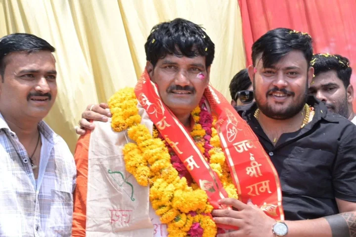 बीजेपी नेता पर भारी पड़ा सैकड़ों गाड़ियों का काफिला, पार्टी ने जिला अध्यक्ष पद से की छुट्टी