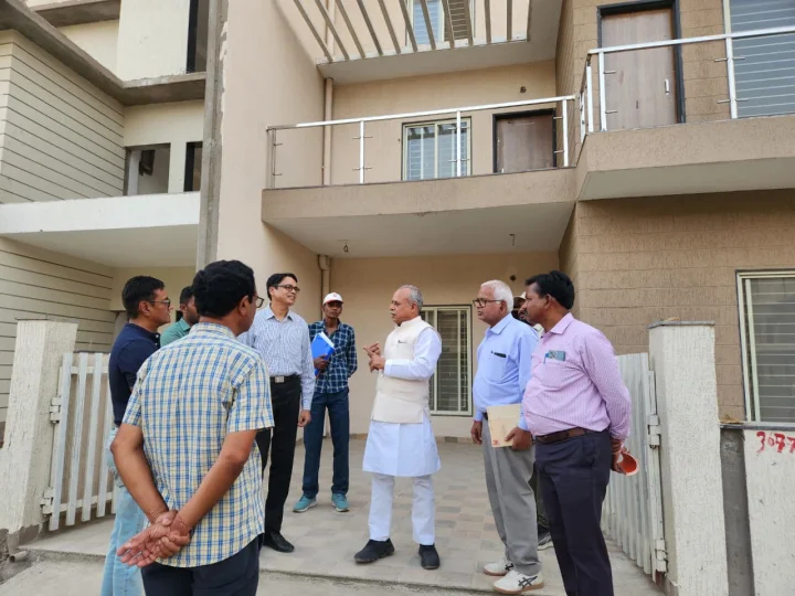 निर्माण कार्यों में गुणवत्ता व मजदूरों की सुरक्षा का विशेष ध्यान रखा जाये: ओम जैन