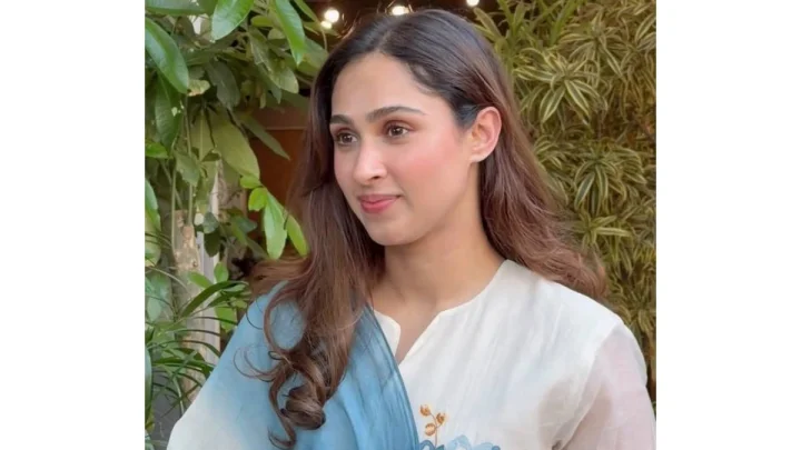 व्हाइट सूट और नीले दुपट्टे में पश्मीना रोशन का सादगी भरा अंदाज, जीता फैंस का दिल