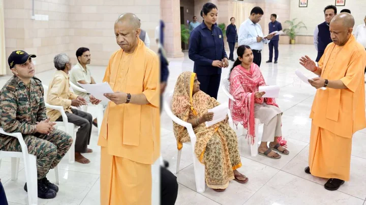 CM Yogi Adityanath Janata Darshan: मुख्यमंत्री योगी आदित्यनाथ ने सोमवार को ‘जनता दर्शन’ किया। उन्होंने प्रदेश भर से आए लोगों से मुलाकात की, उनके प्रार्थना पत्र लिए और उचित कार्रवाई के लिए आश्वस्त किया। राजस्व व पुलिस से जुड़े मामलों को मुख्यमंत्री ने
