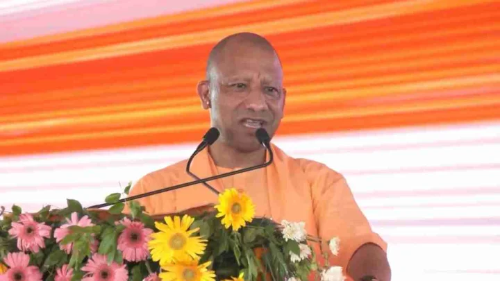 मच्छर बीमारी लाता है और माफिया बेरोजगारी; हमने दोनों का इलाज कर जड़ से मिटाया: कुशीनगर में गरजे सीएम योगी