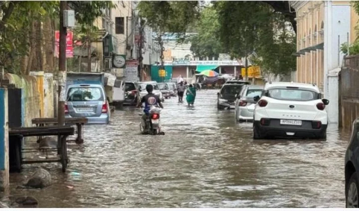 महू में नर्मदा फेस-3 पाइपलाइन फटी, लाखों गैलन पानी सड़क पर बहा, गरीबी में आटा हुआ गीला