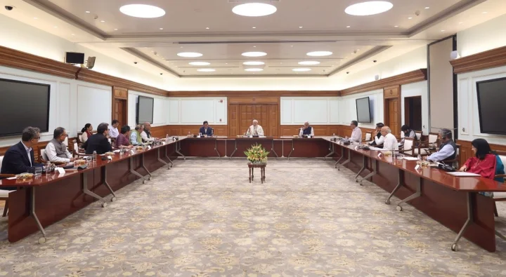 वैश्विक संकट के बीच PM मोदी की बड़ी बैठक, आर्थिक रफ्तार बढ़ाने और Ease of Living पर हुआ मंथन