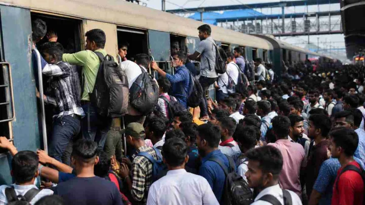 UP Police Exam : ट्रेन में खिड़कियों से घुसे अभ्यर्थी, स्टेशनों पर उमड़ी लाखों की भीड़