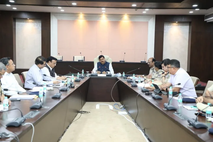 अपराधियों की संपत्ति कुर्क करने में न बरतें ढिलाई, कानून-व्यवस्था की समीक्षा बैठक में CM मोहन यादव के सख्त निर्देश