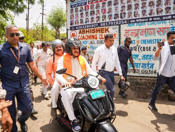 ईवी स्कूटी से भीमनगर पहुंचे CM डॉ. मोहन यादव, 12वीं टॉपर चांदनी के साथ ली सेल्फी
