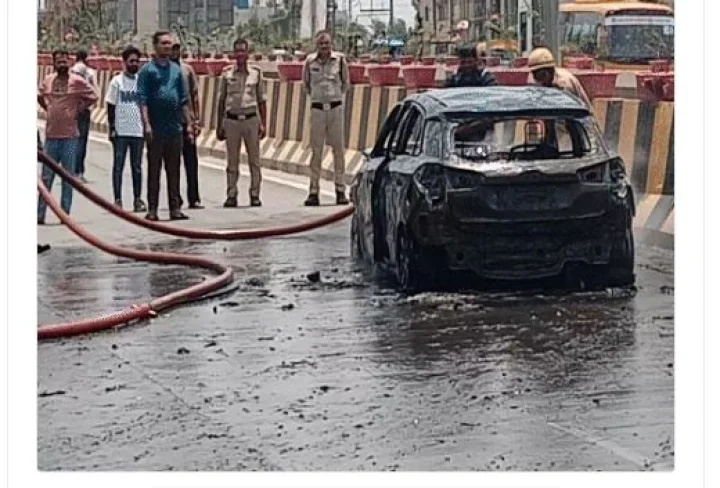 इंदौर में चलती I20 में लगी आग, घटना के बाद मची अफरा-तफरी, फ्लाईओवर पर जाम भी लग गया