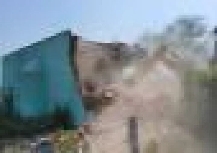 आगरा में NGT के आदेश पर बड़ी कार्रवाई, 60 वर्ष पुराने अतिक्रमण हटाए, तालाब की भूमि हुई मुक्त