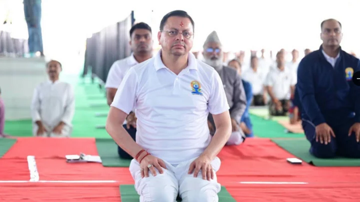 मुख्यमंत्री धामी ने बनबसा में किया सामूहिक योगाभ्यास, योग को दैनिक जीवन का हिस्सा बनाने का किया आह्वान