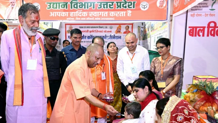 मुख्यमंत्री योगी ने किया बच्चों का अन्नप्राशन, प्रदर्शनी का किया अवलोकन