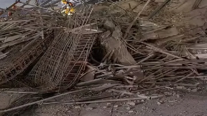 कोलकाता येथील ताराताला परिसरात गोदामाचे छत कोसळून 5 जणांचा मृत्यू