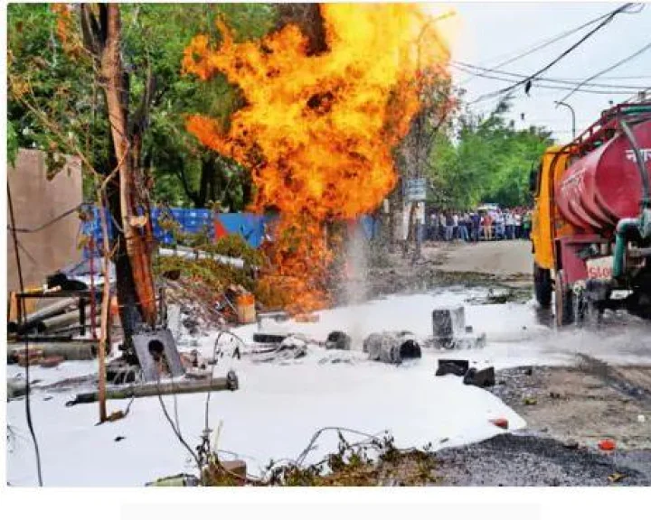 इंदौर में पीएनजी गैस पाइप लाइन में कर दी बोरिंग, धमाके के साथ लगी आग, 3 लोग झुलसे, हाईकोर्ट पहुंचा मामला