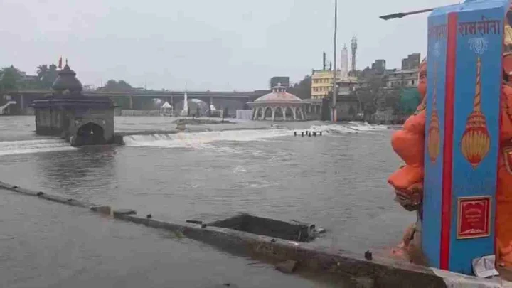 Maharashtra Rain: मुंबई में भारी बारिश का कहर, नासिक में बादल फटने की चेतावनी