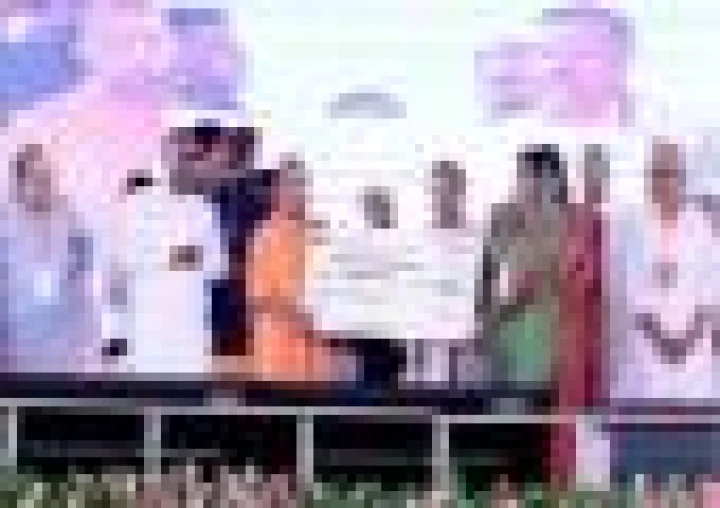सीएम योगी ने सुल्तानपुर में वितरित किए चेक व प्रशस्ति पत्र