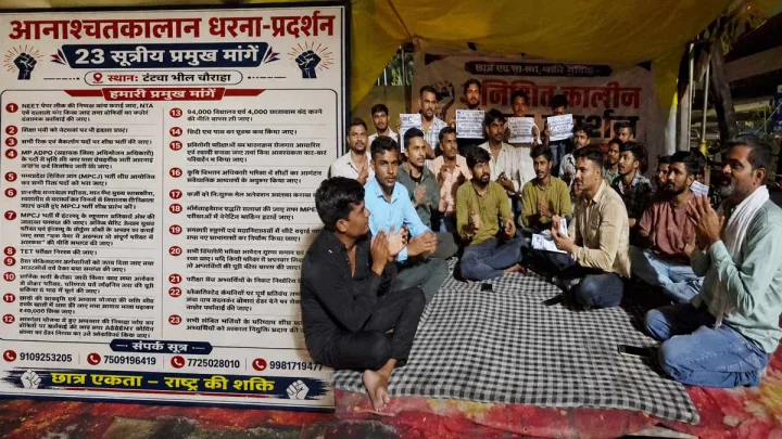 नीट पेपर लीक से लेकर कई मांगों के लिए 8 दिन से धरने पर इंदौर के छात्र, आम लोग आंदोलन में कर रहे सहयोग