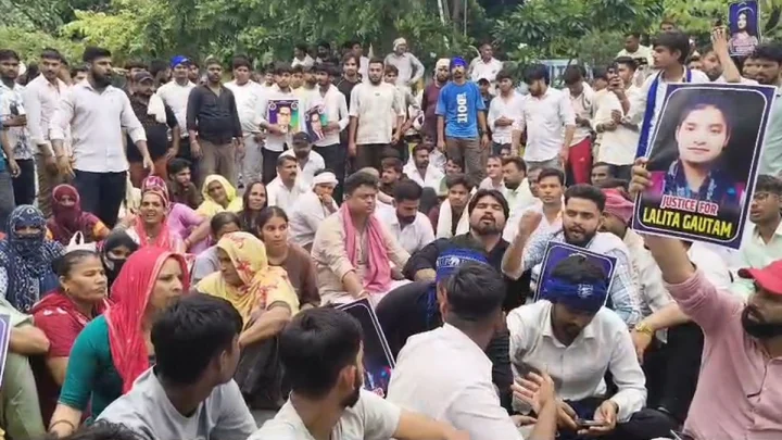 ललिता गौतम हत्याकांड : मेरठ में न्याय की मांग को लेकर उग्र प्रदर्शन, पुलिस का हल्का बल प्रयोग, 5 लोग हिरासत में