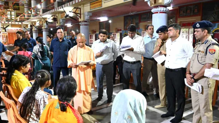 जनसेवा सर्वोपरि, प्रतिकूल मौसम में भी CM योगी ने किया जनता दर्शन