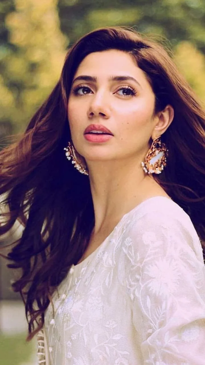 Mahira Khan - शाहरुख खान की वो को-स्टार, जिनका जलवा आज भी बरकरार है