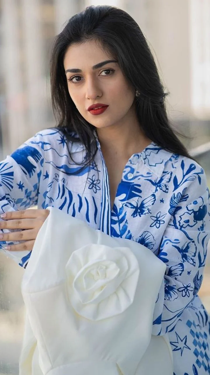 Sarah Khan- प्यारी मुस्कान और रॉयल लुक