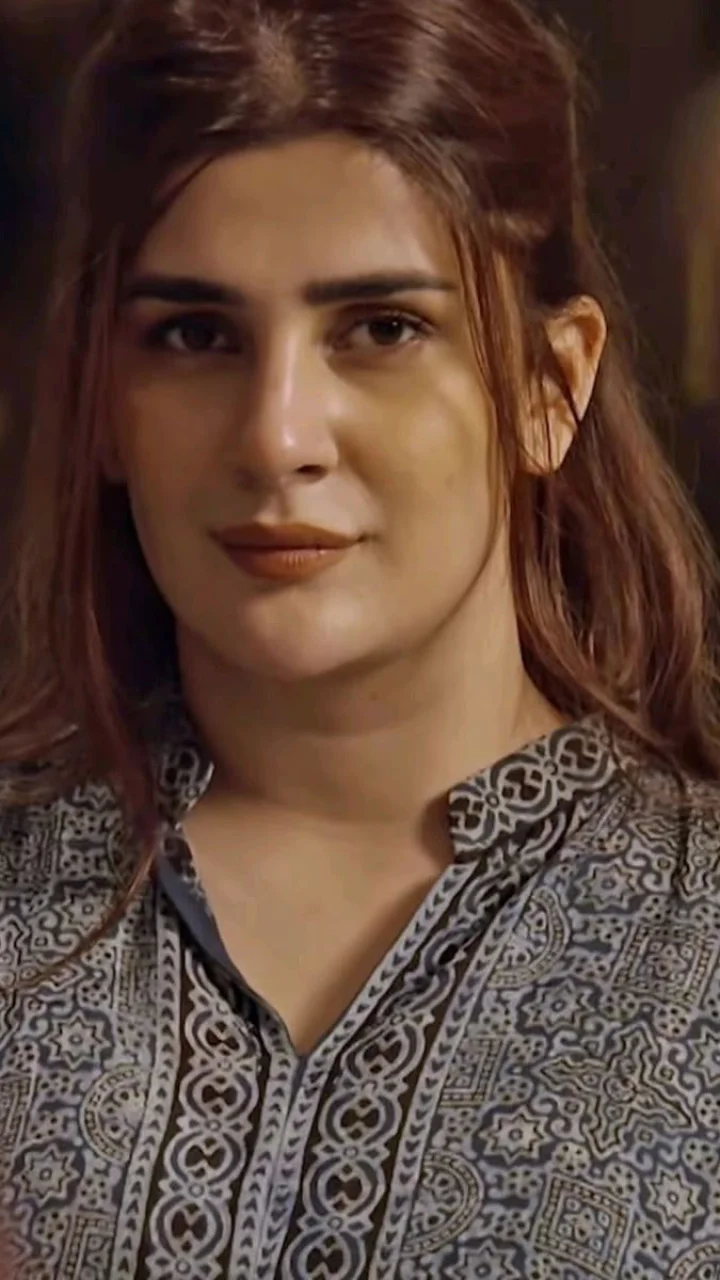 Kubra Khan- वेस्टर्न और ईस्टर्न का कॉम्बिनेशन लुक