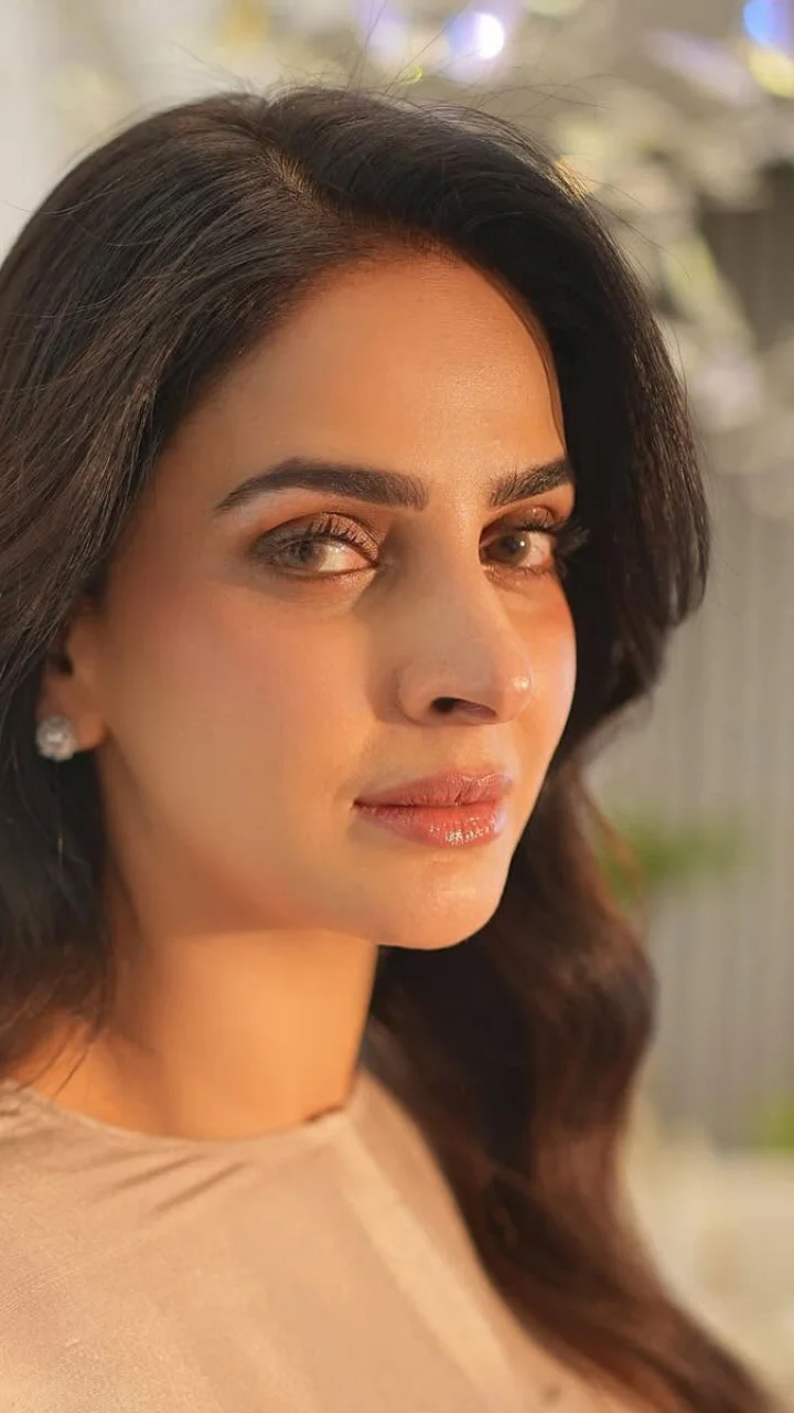 Saba Qamar- बोल्ड पर्सनैलिटी, तीखे नैन-नक्श