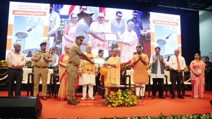 Chief Minister Yogi honored personnel from SDRF, PAC and Fire Services