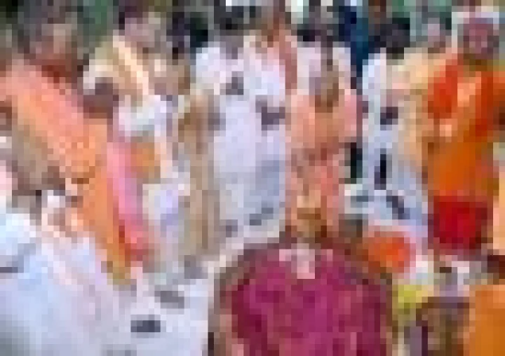 मुख्यमंत्री योगी आदित्यनाथ ने लोधेश्वर महादेव का दर्शन-पूजन कर किया अभिषेक
