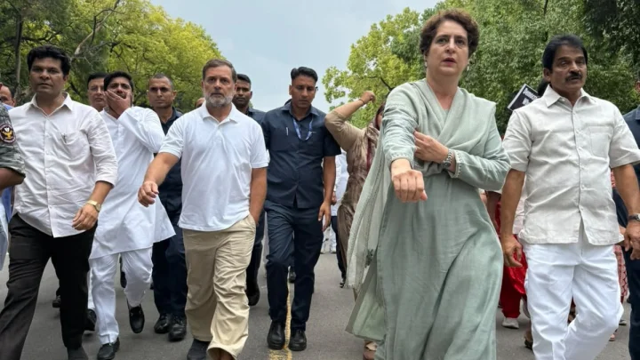कांग्रेस के धरने की सरकार को नहीं लग पाई भनक, अचानक पीएम आवास पर बैठे बड़े नेता, सरकार के सामने रखीं 5 मांगें