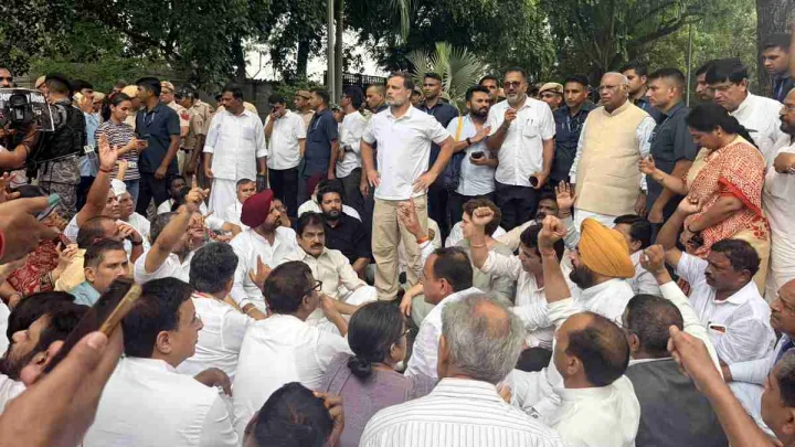 rahul gandhi support students protest