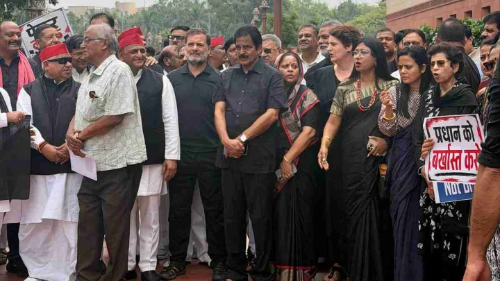 opposition leaders protest in parliament