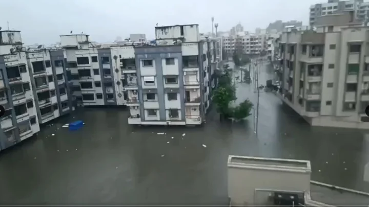 गुजरात में 14 घंटे में 400 मिमी बारिश से तबाही, जानें वैज्ञानिकों का अनुमान क्यों गलत साबित हुआ?