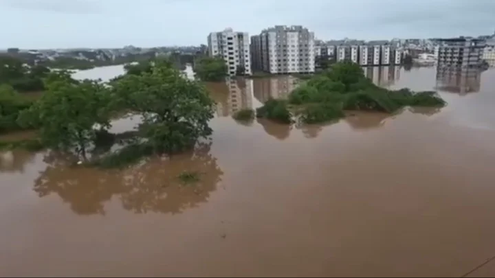 गुजरात के नवसारी में बाढ़ से हाहाकार, 250 से ज्यादा सड़कें ठप, सामने आई तबाही की तस्वीरें